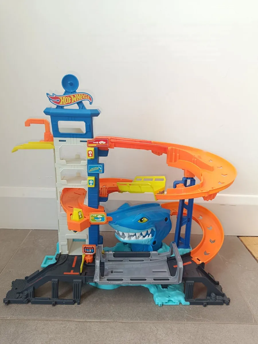 Hot Wheels City Attacking Shark Escape Playset - Image 2