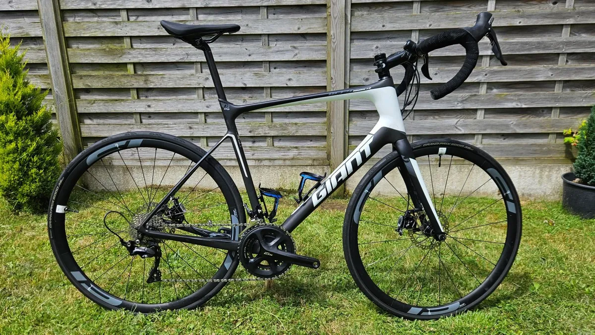 Giant Defy Advanced Pro 2 Carbon Road Bike – Large - Image 1