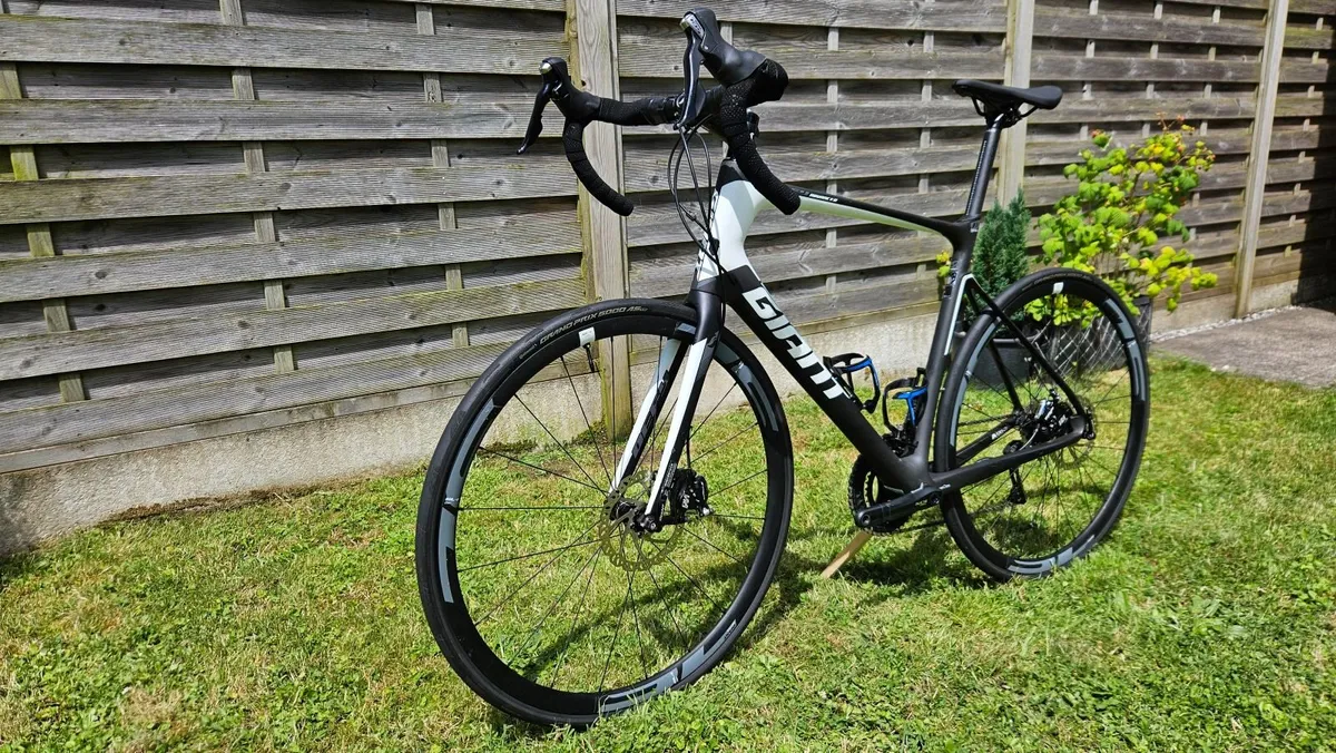 Giant Defy Advanced Pro 2 Carbon Road Bike – Large - Image 2