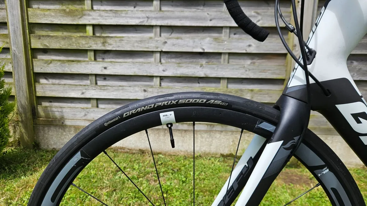 Giant Defy Advanced Pro 2 Carbon Road Bike – Large - Image 4