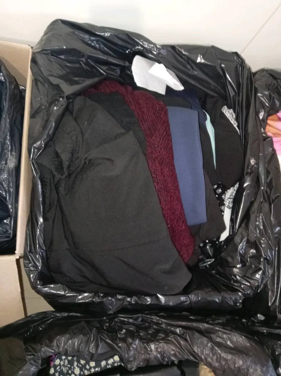 Large selection of clothes - Image 4