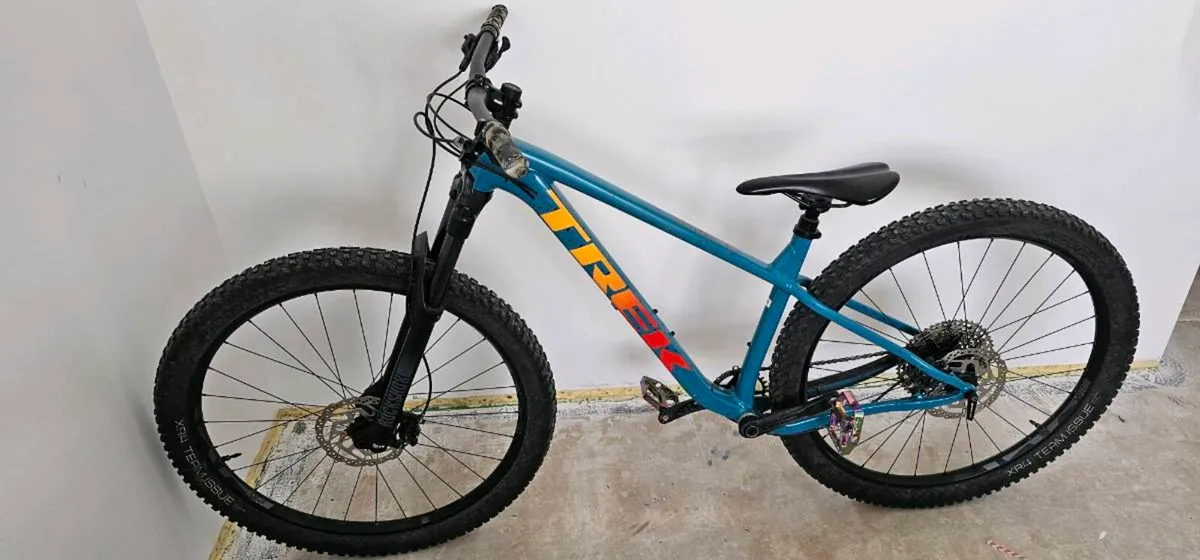 Trek Roscoe 7 Mountain Bike – Size M - Image 1