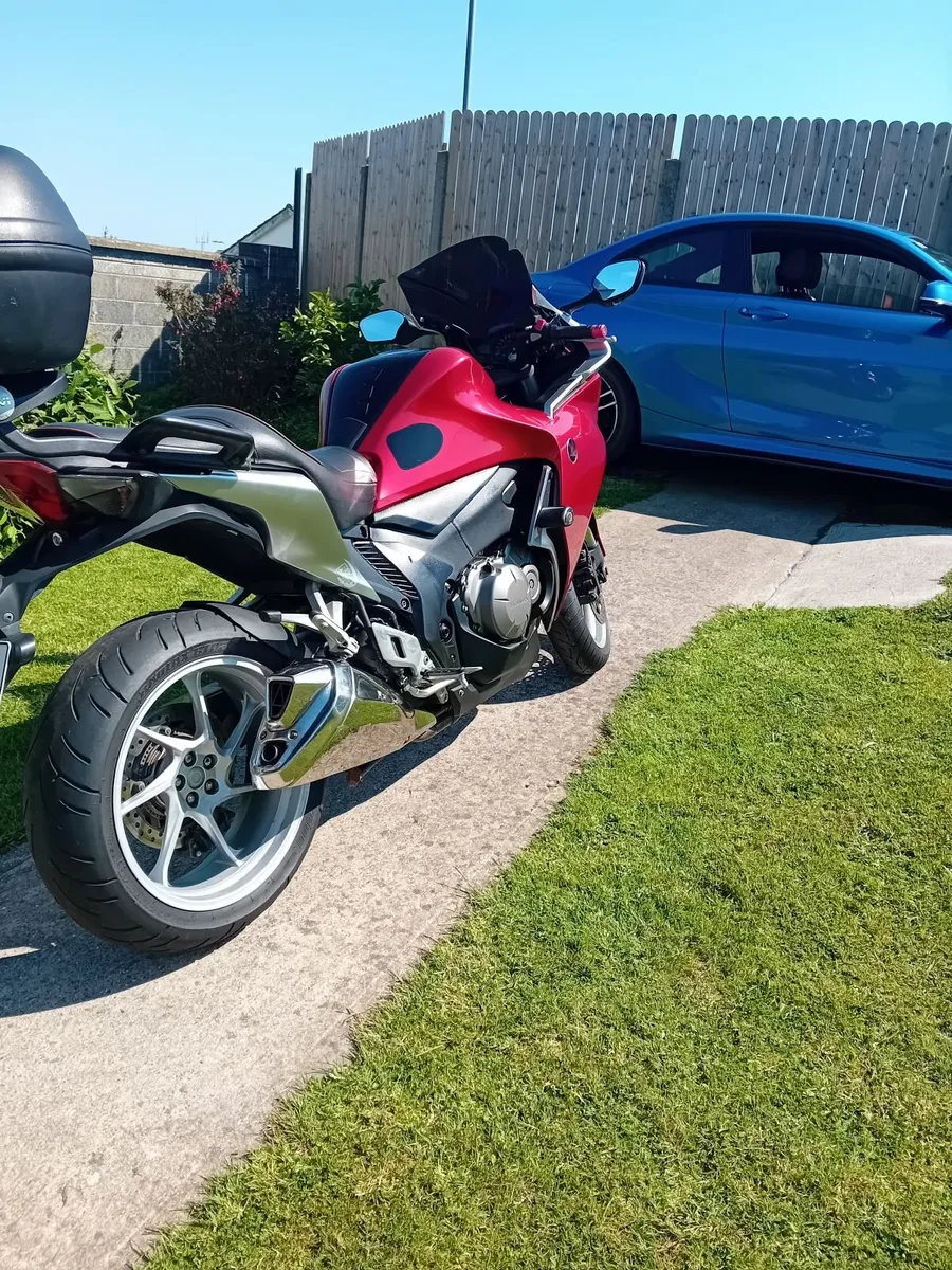 2010 HONDA VFR 1200 - Image 2