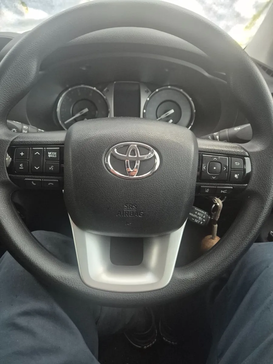 Toyota Hilux 2023 - Image 4