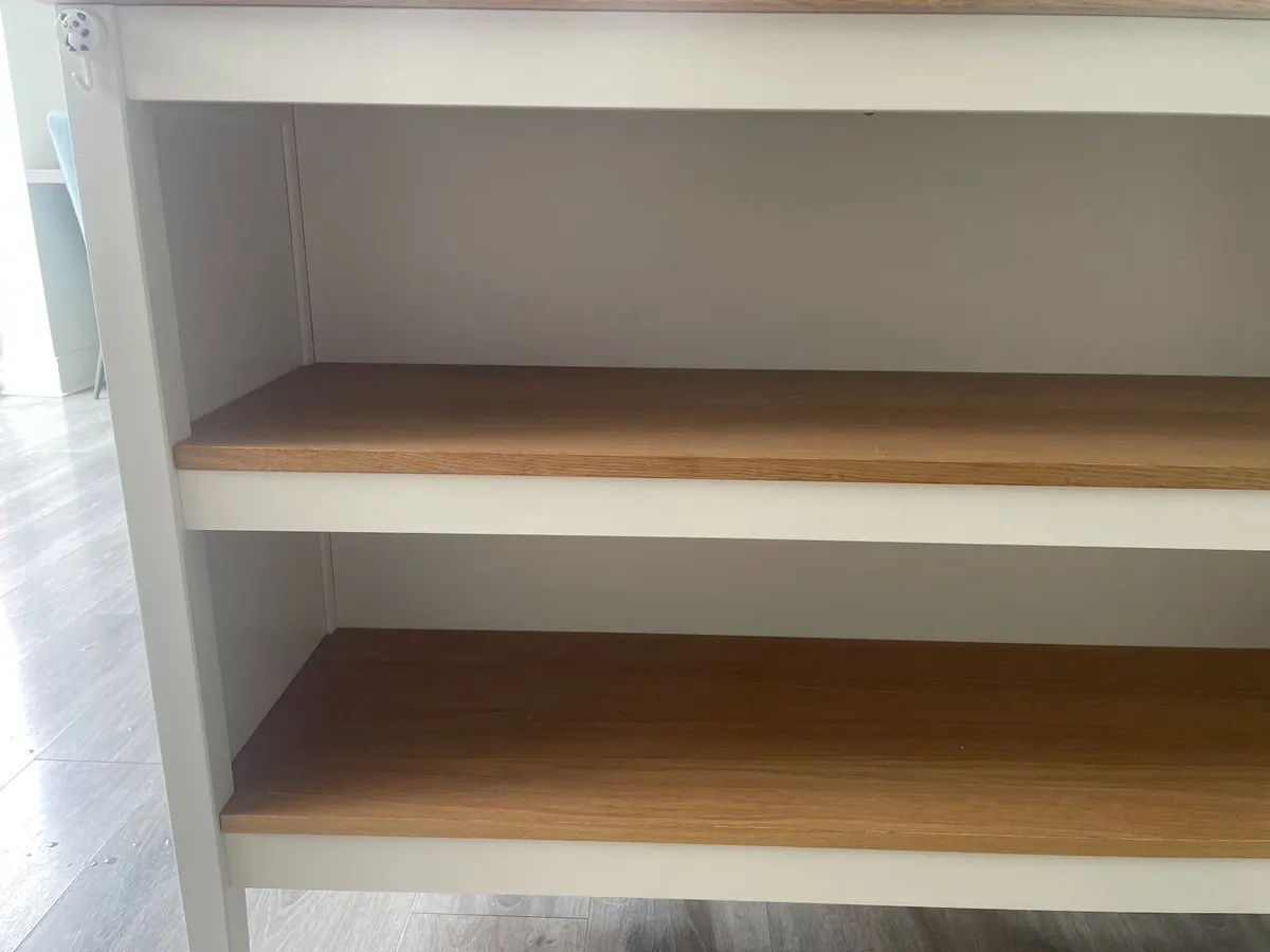 Kitchen Island and two high chairs for sell - Image 3