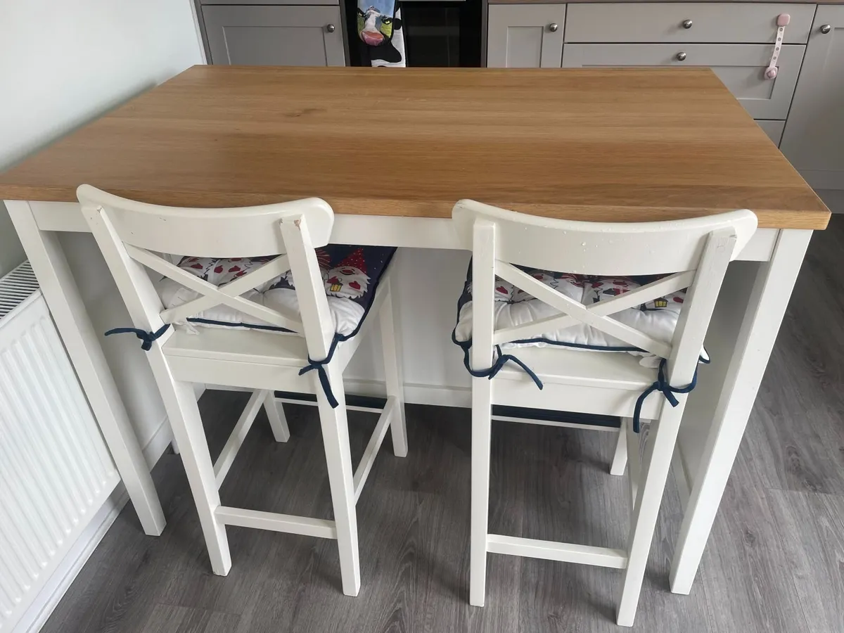Kitchen Island and two high chairs for sell - Image 1