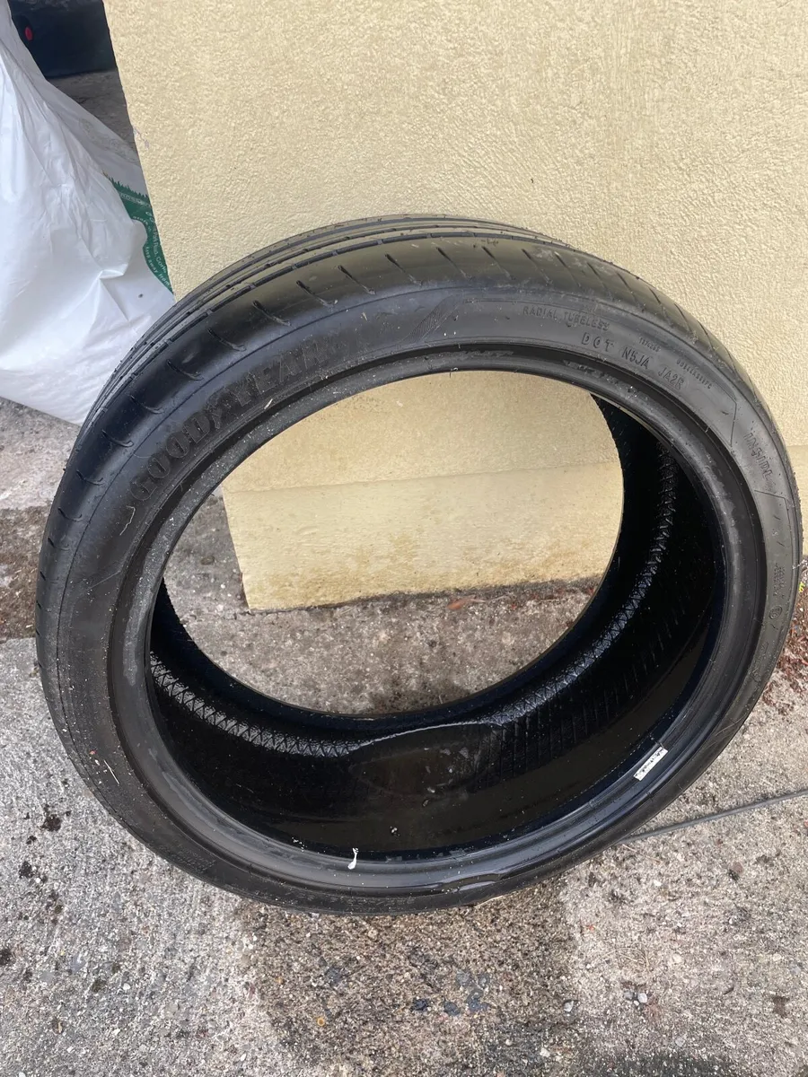 Goodyear asymmetric 3 - 225/45/19 - tread remainig - Image 4