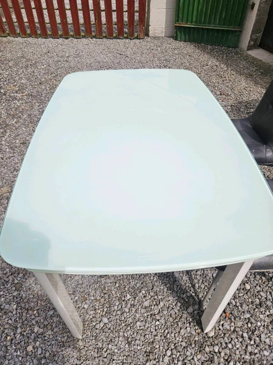 Table and 4 chairs - Image 3