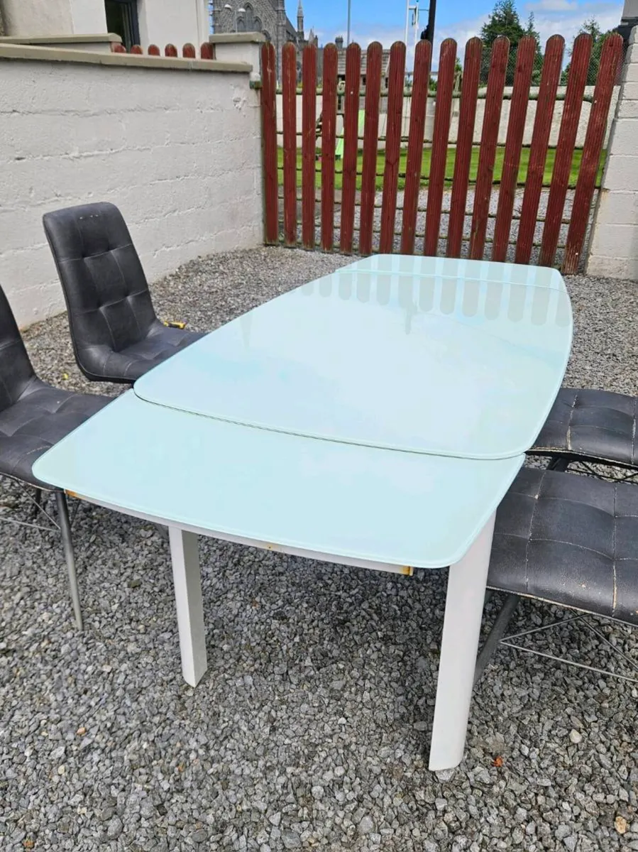 Table and 4 chairs - Image 1