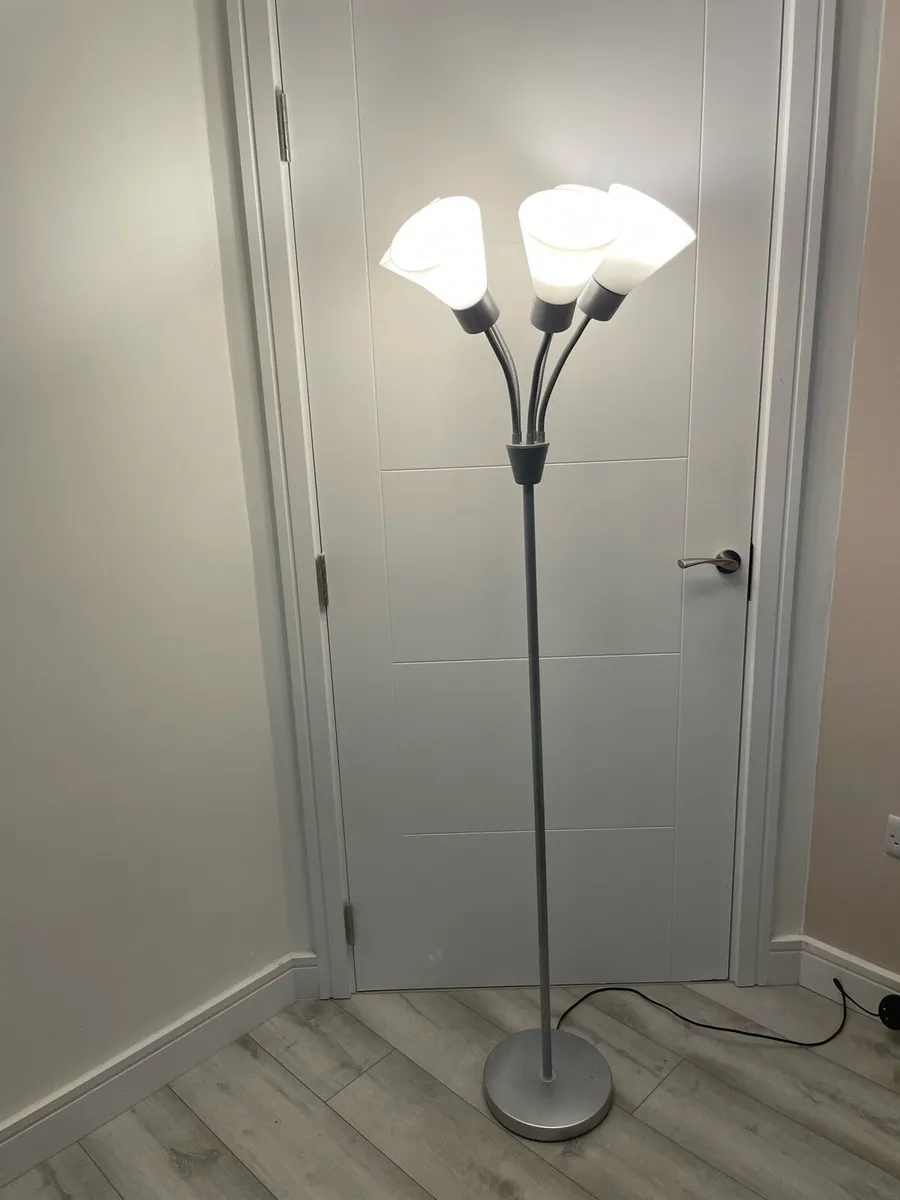 Floor lamp like new for sale - Image 3