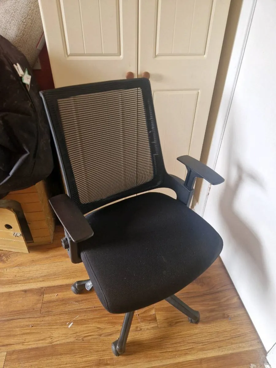 Office Desk, chair and monitor - Image 3