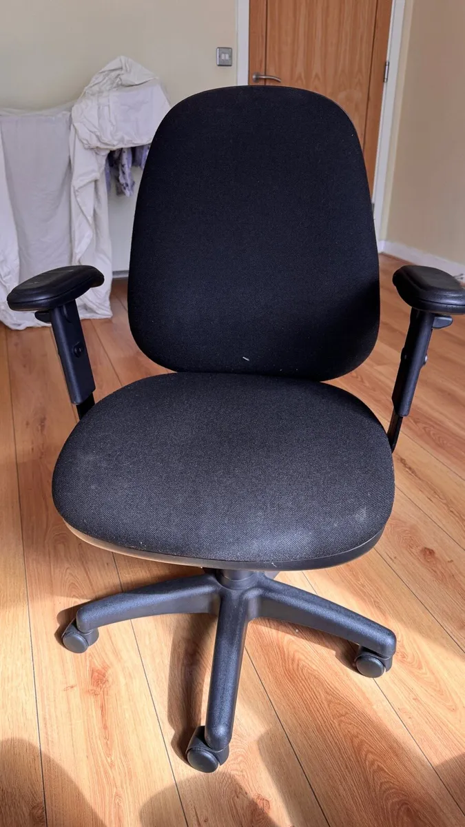 Vantage 100 office chair - Image 1