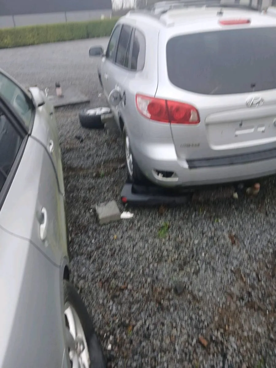 Hyundai santa fe breaking - Image 2