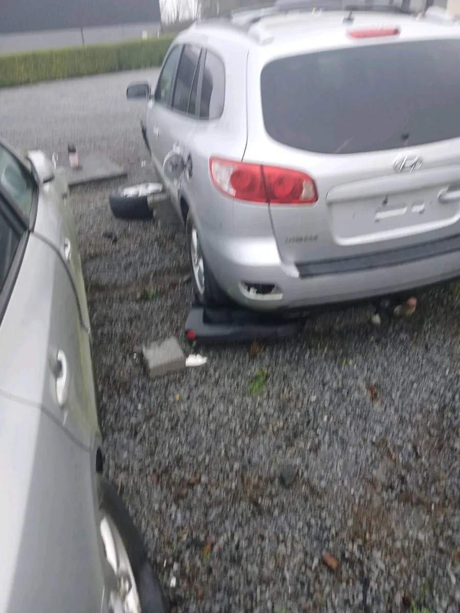 Hyundai santa fe breaking - Image 3