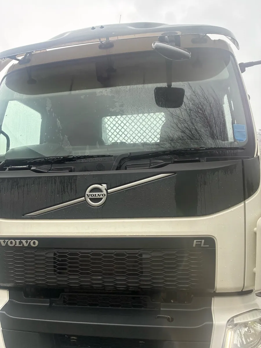 Volvo skip lorry - Image 1