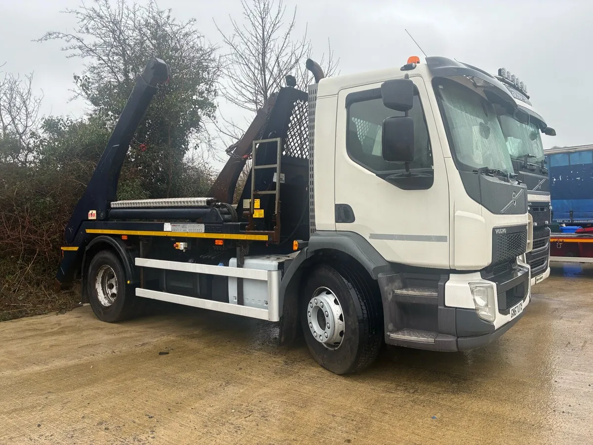 Volvo skip lorry - Image 2