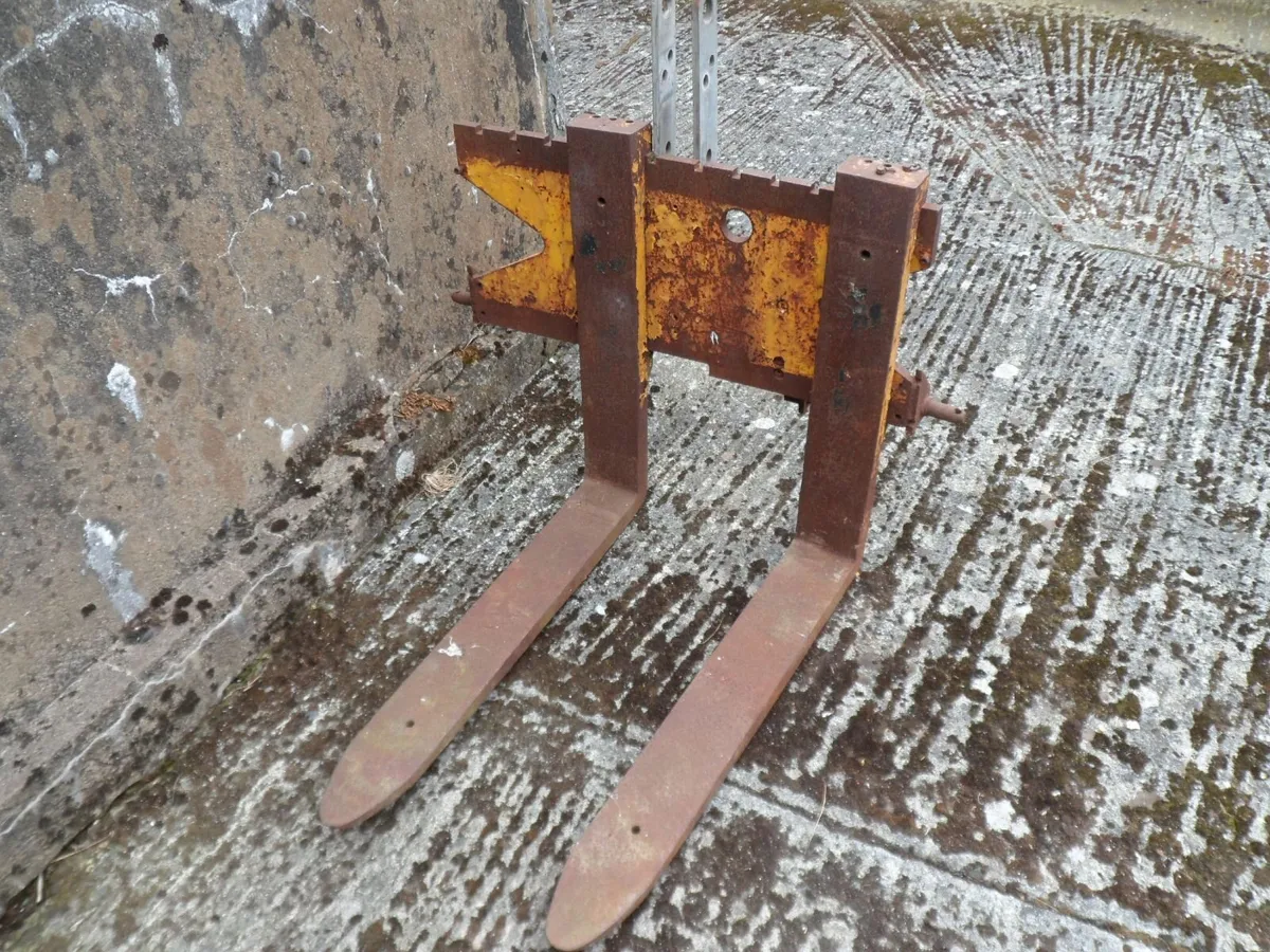 TRACTOR MOUNTED FORKLIFT (HEAVY DUTY PALLET FORKS) - Image 1