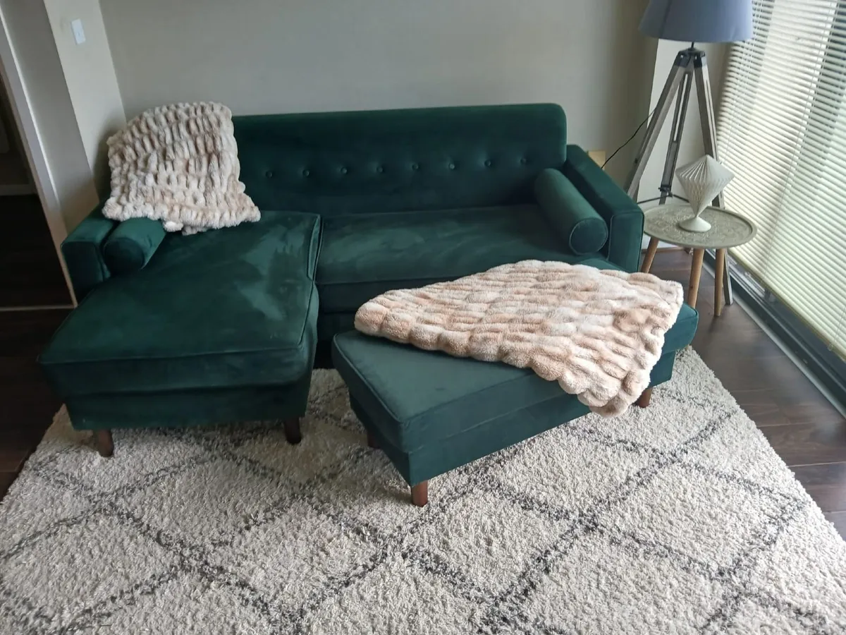 Green corner velvet couch with footrest - Image 1