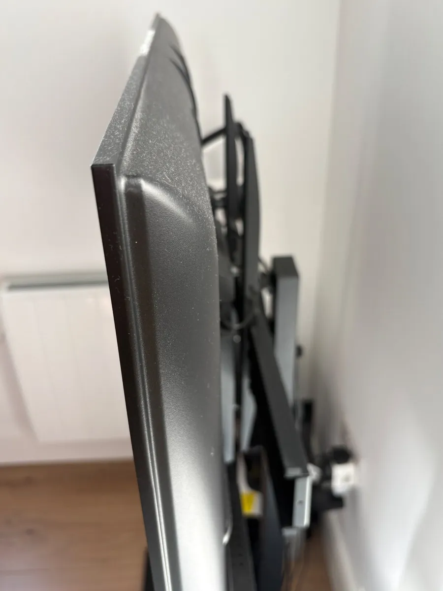 Sharp TV Frameless 40’’ - Image 3