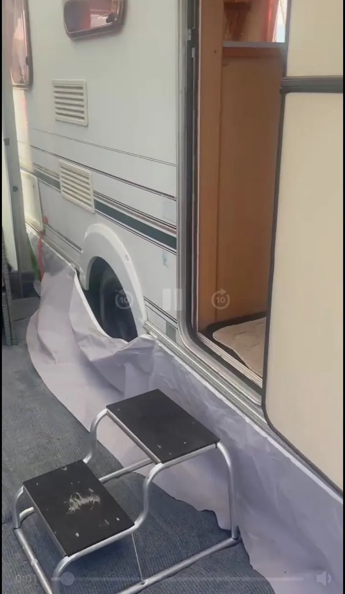 Caravan + Awning - Image 4