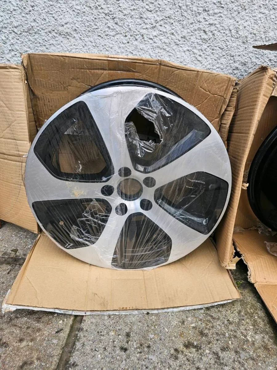 Genuine VW Golf MK6 MK7 18″ Inch Alloy Wheels - Image 1