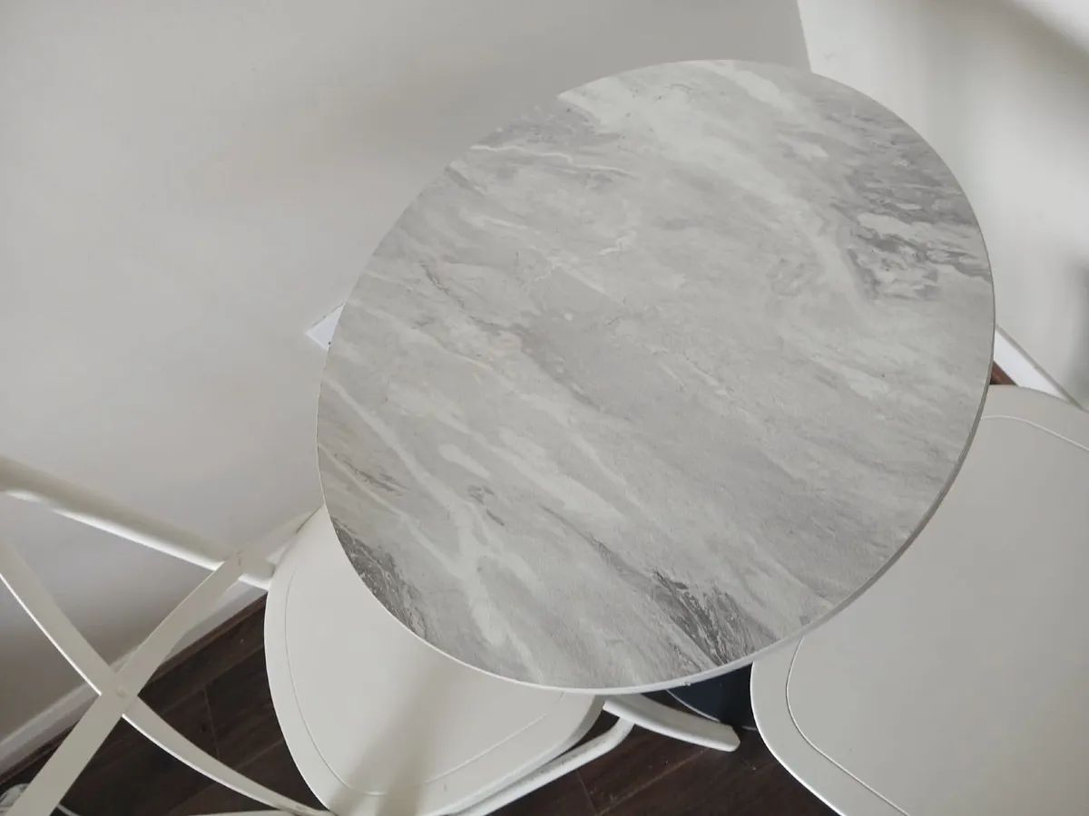 Table and chairs - Image 2