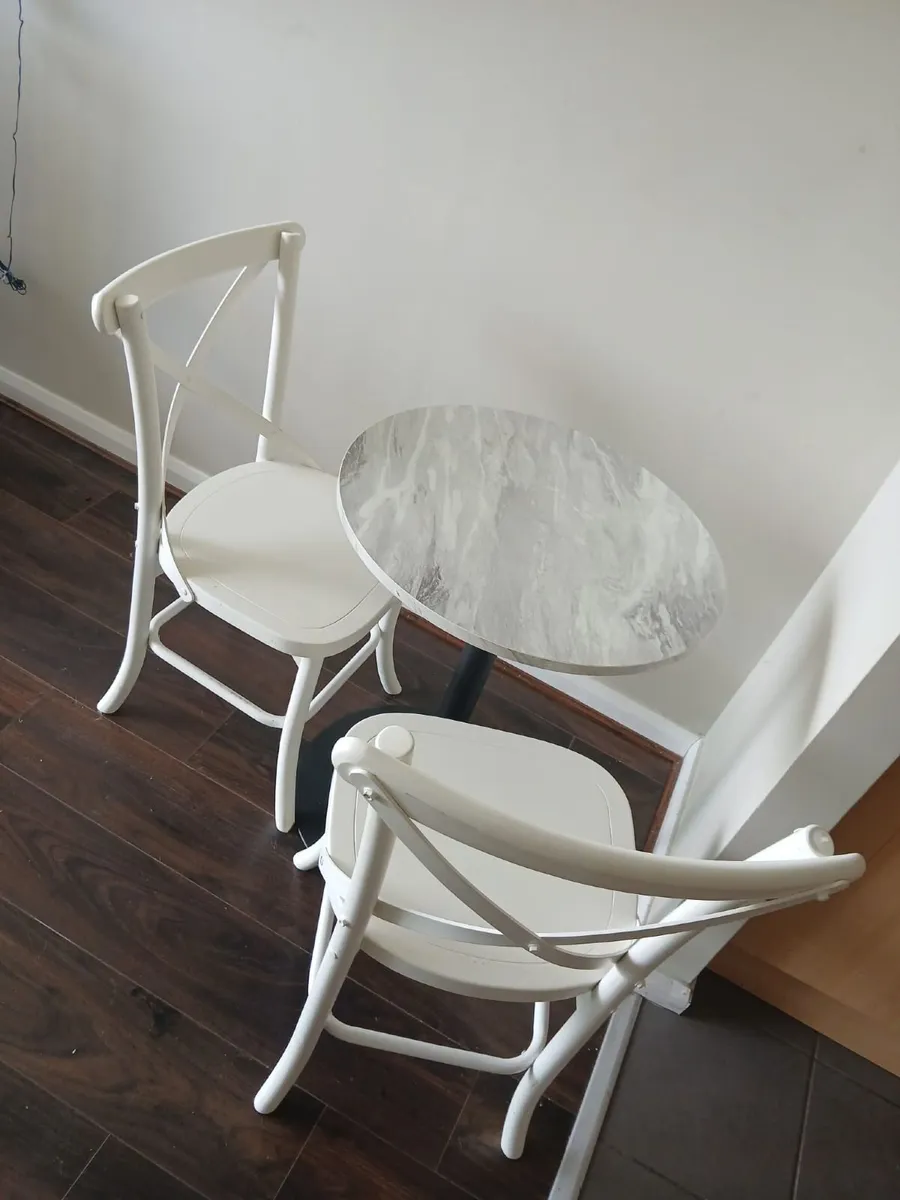 Table and chairs - Image 3