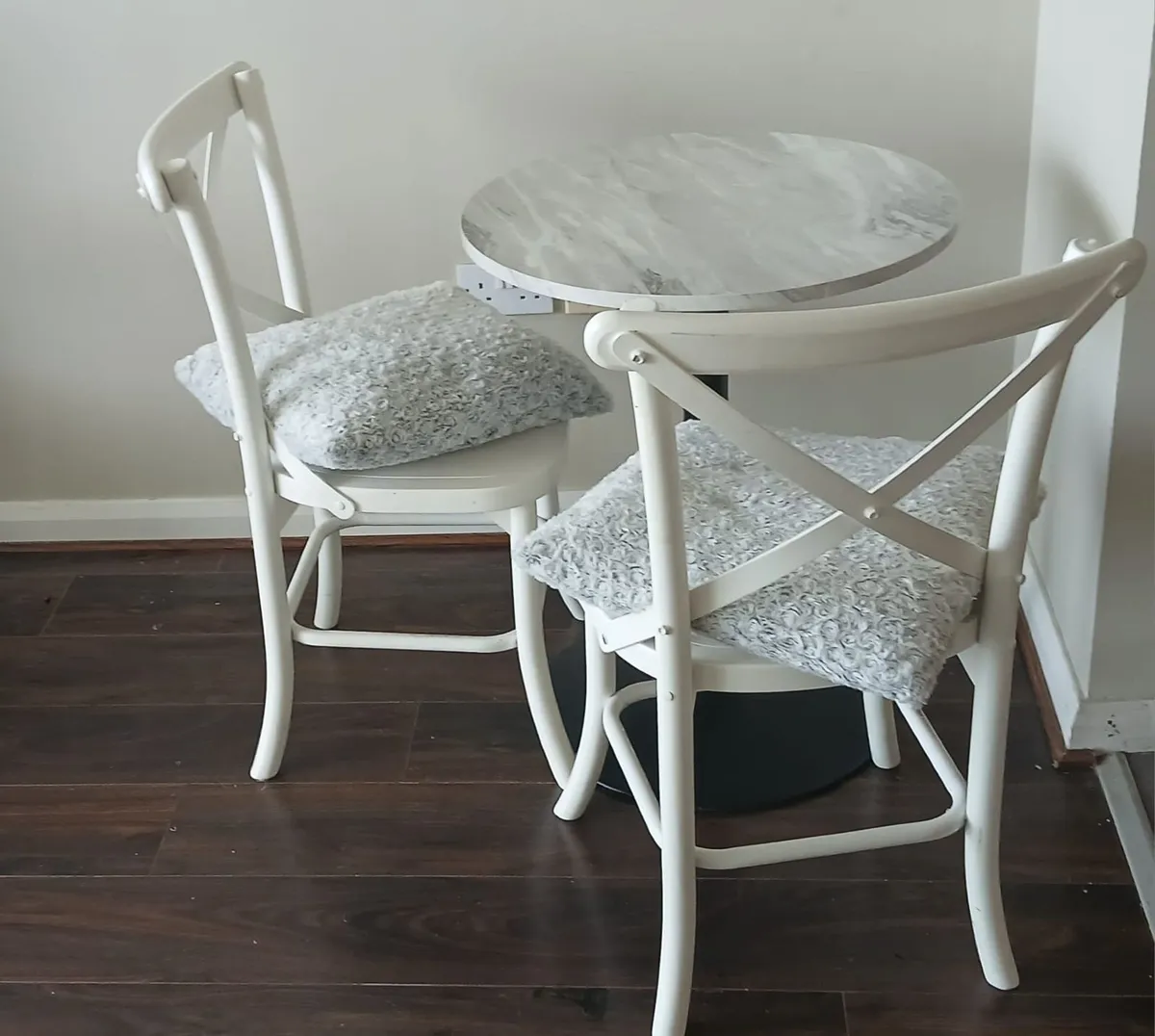Table and chairs - Image 1