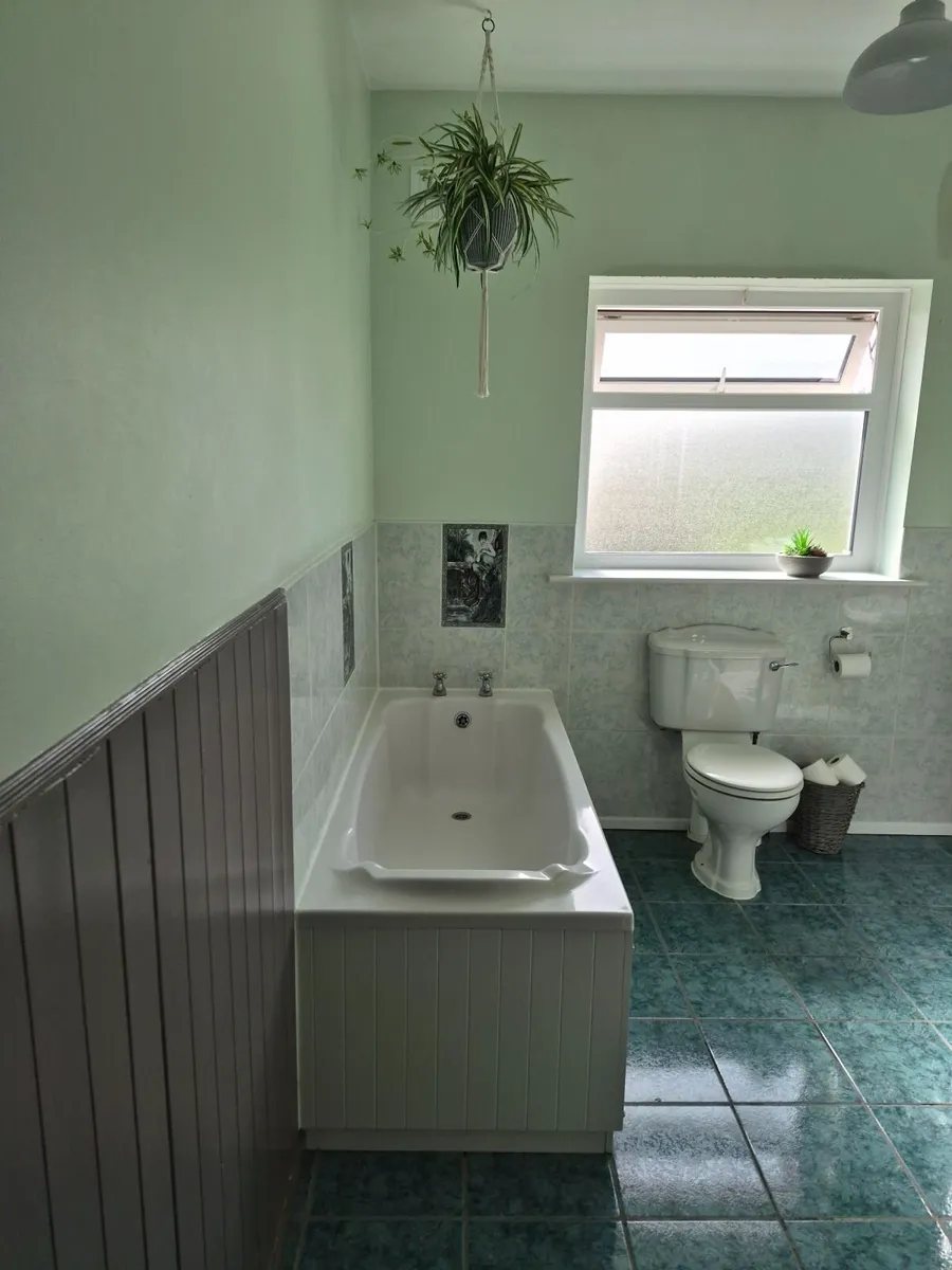 Bathroom : bath  and panel , sink + taps, toilet. - Image 1