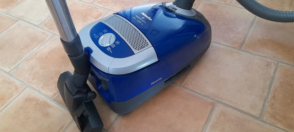 2200watt Miele vacuum cleaner - Image 2