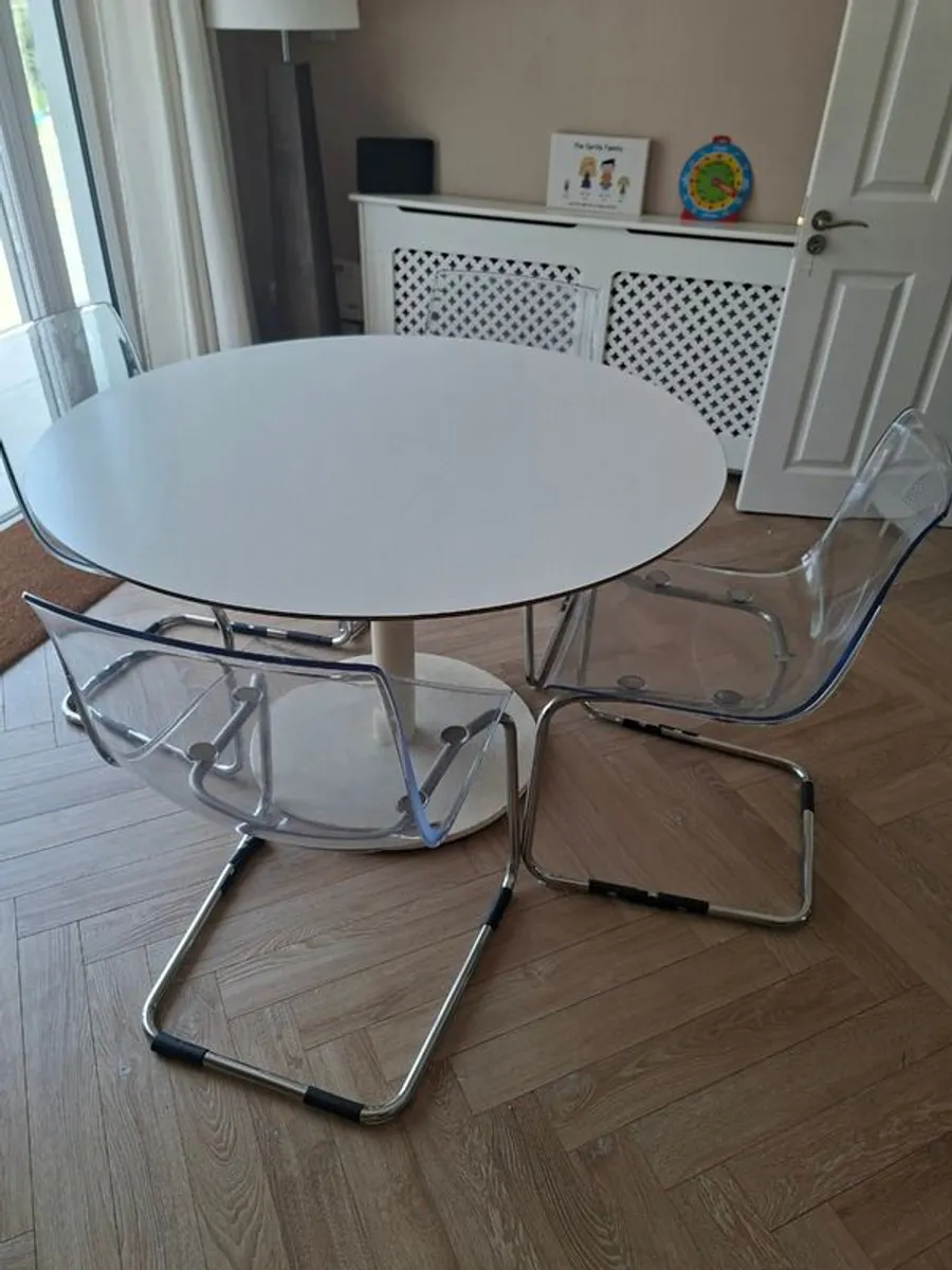 Table and chairs - Image 2