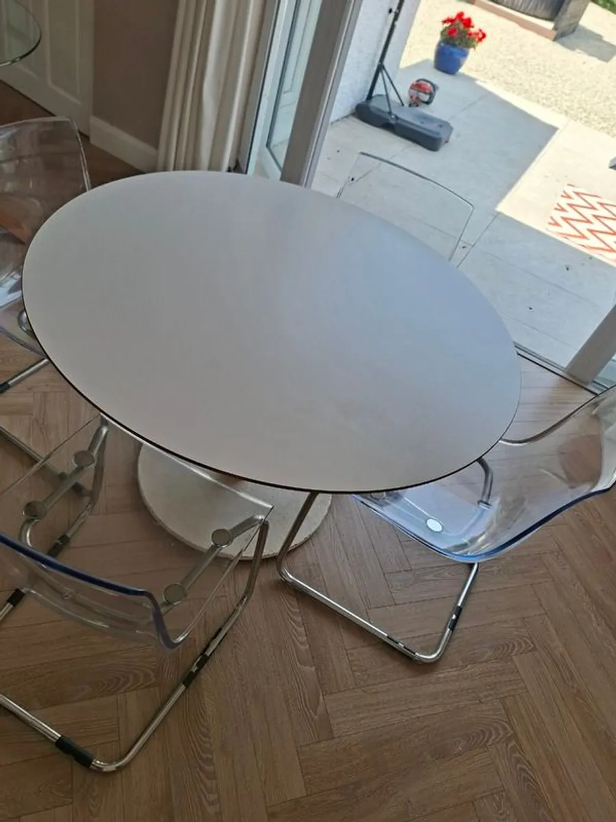 Table and chairs - Image 1