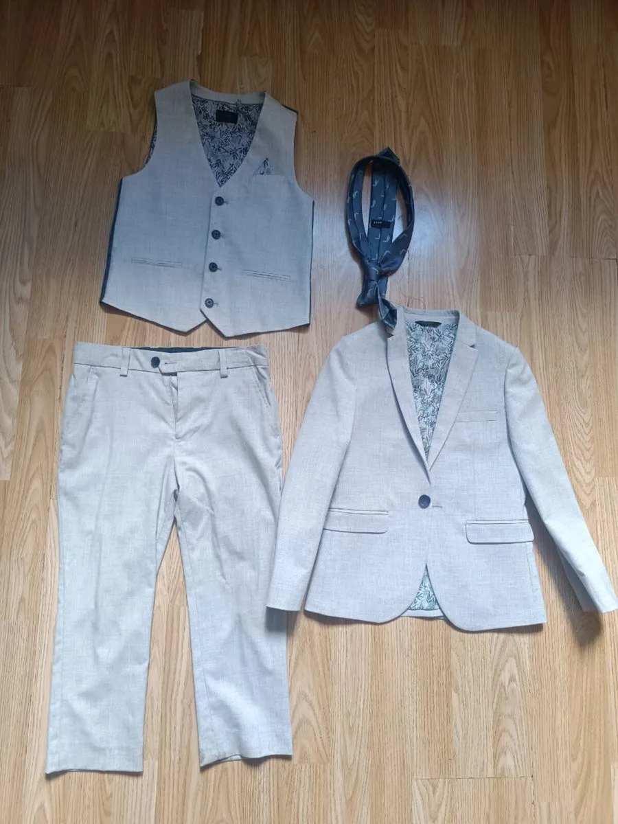 Boys suit - Image 1