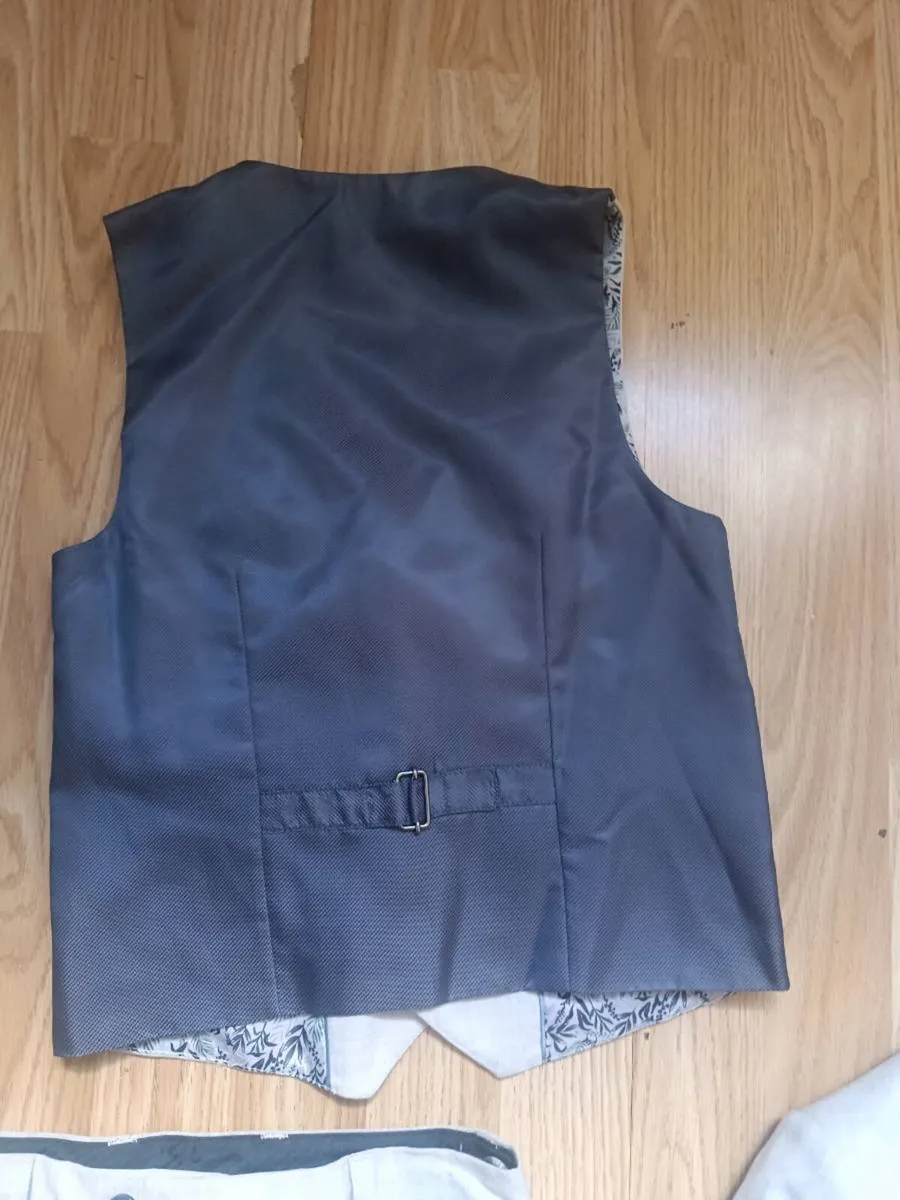 Boys suit - Image 2