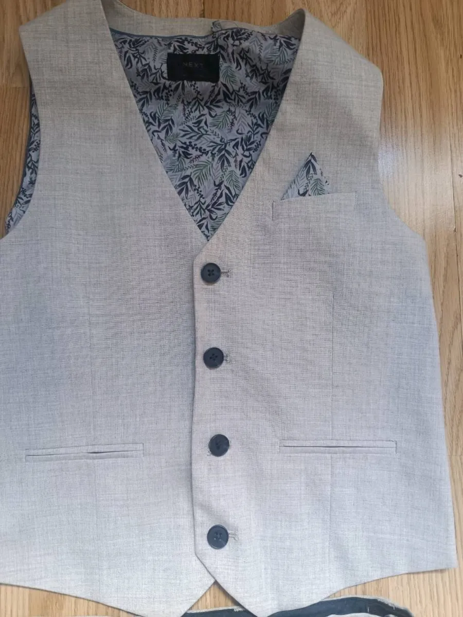 Boys suit - Image 3