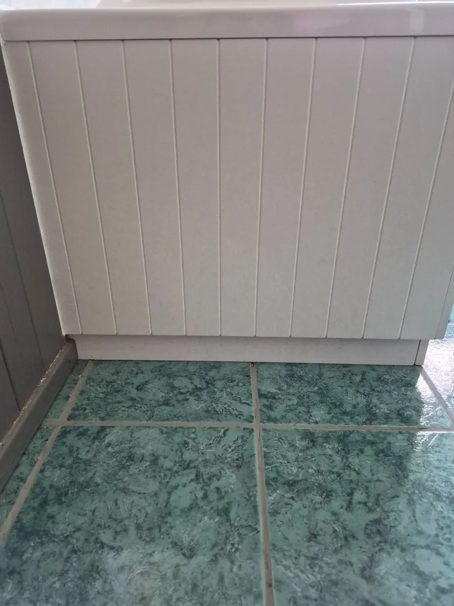 Bathroom : bath  and panel , sink + taps, toilet. - Image 2