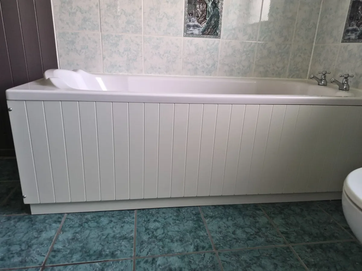 Bathroom : bath  and panel , sink + taps, toilet. - Image 3