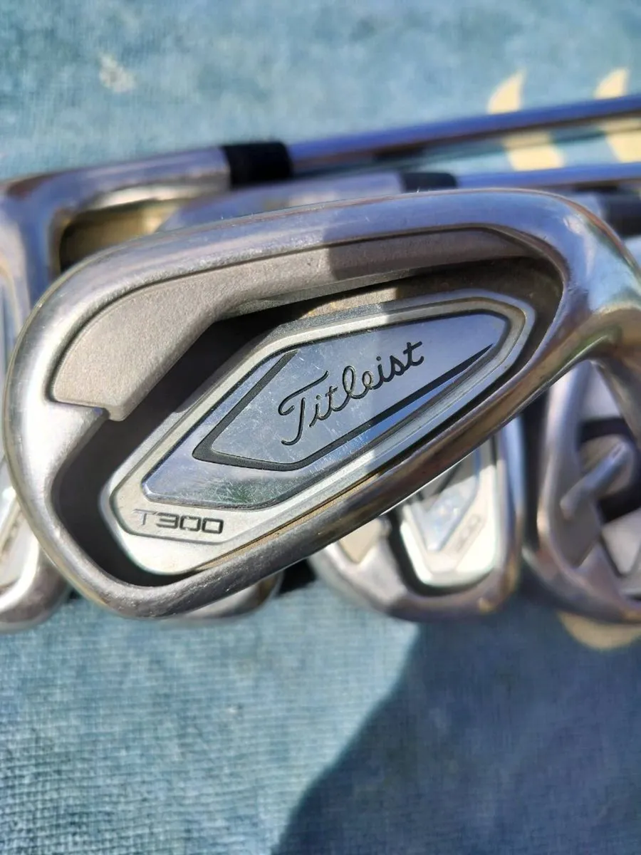 Titleist T300 irons regular shafts - Image 1