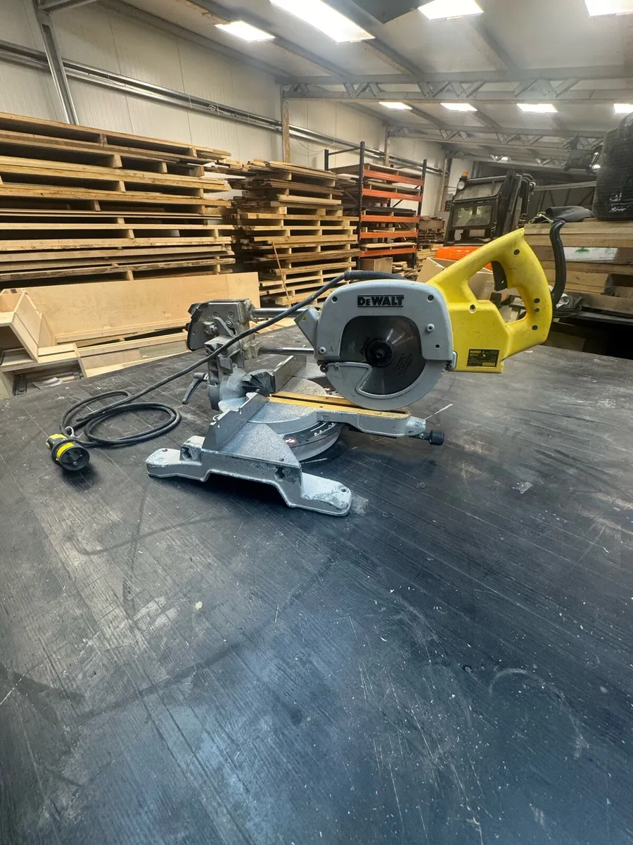 DeWalt DW707-LX 110V compound mitre saw - Image 2