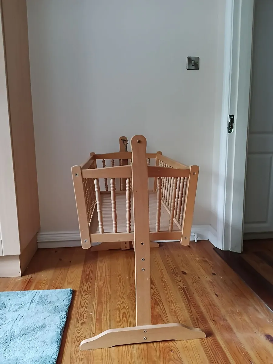 Baby swinging cradle - Image 3