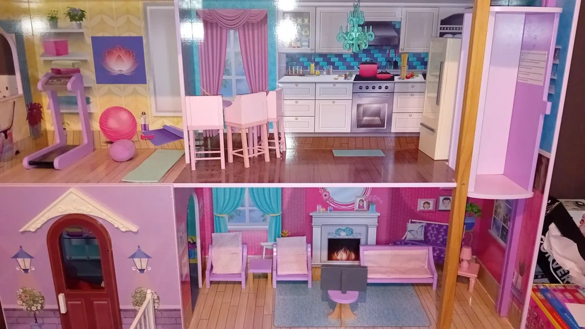 Large wooden Dolls House - Image 4