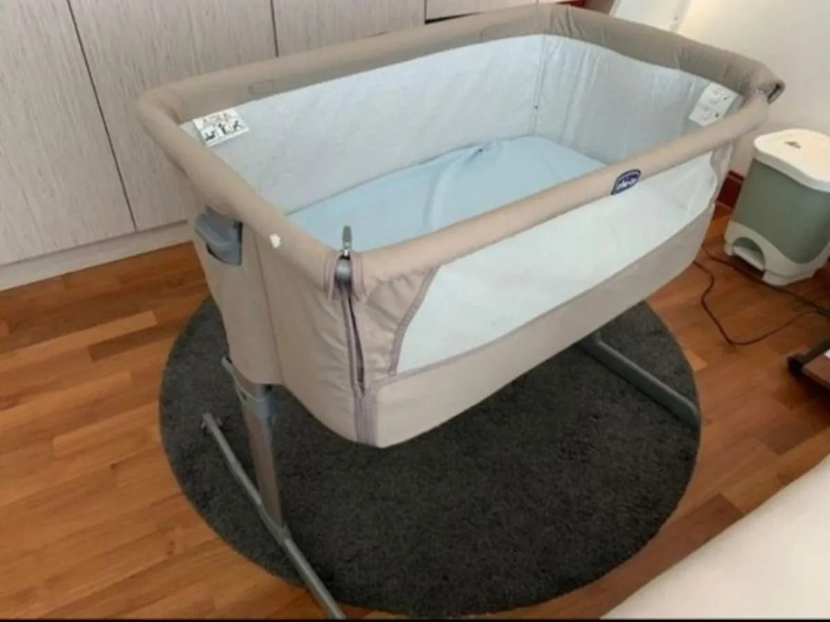 Chicco bedside crib - Image 4
