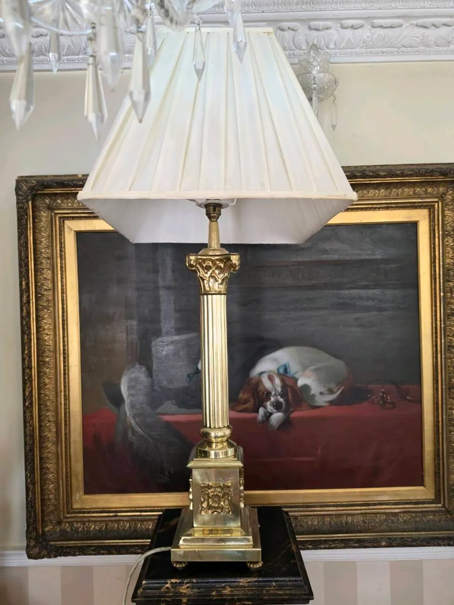 Large vintage brass corinthian lamp - Image 2