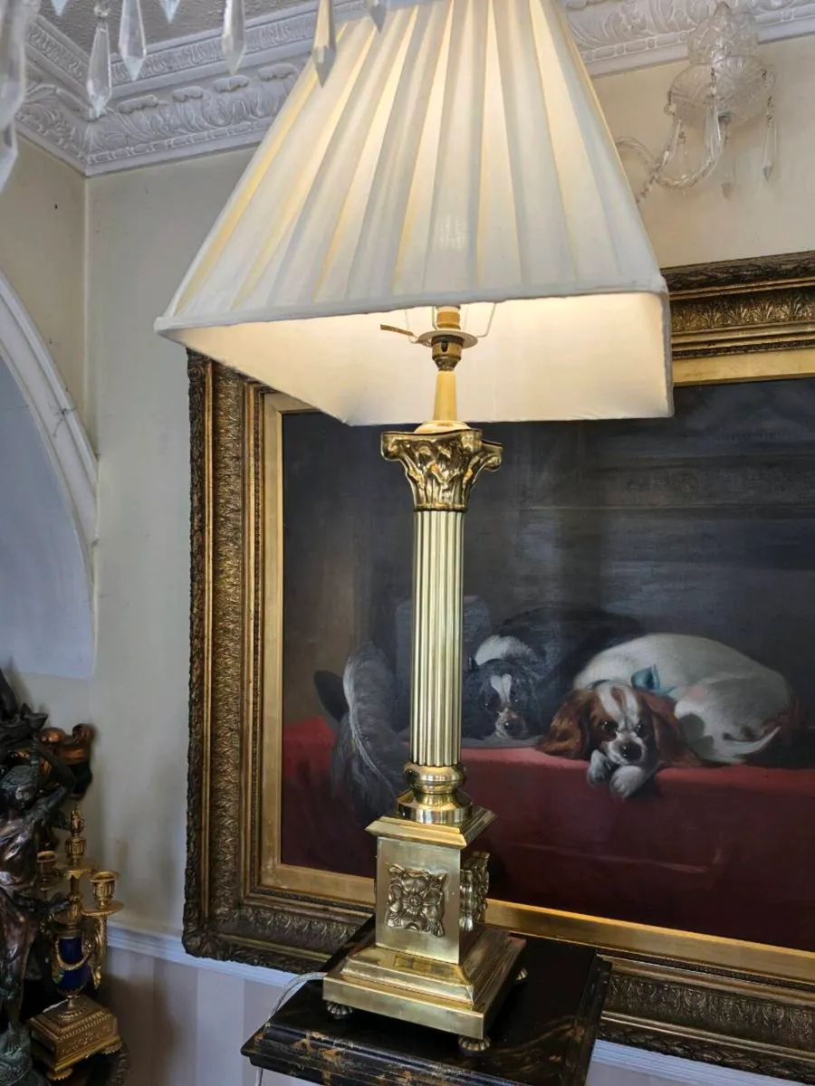 Large vintage brass corinthian lamp - Image 1