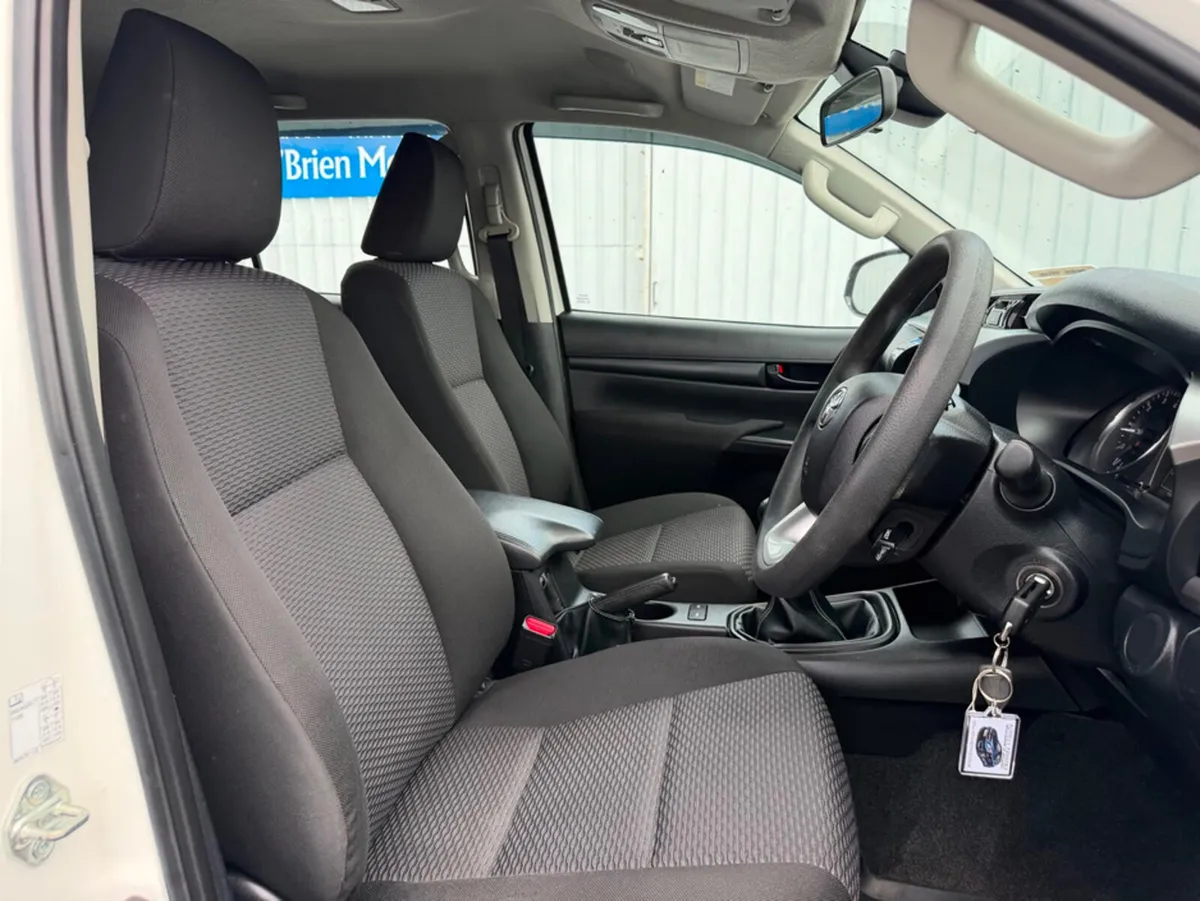 Toyota Hilux ACTIVE D-4D 4WD DCB - Image 4