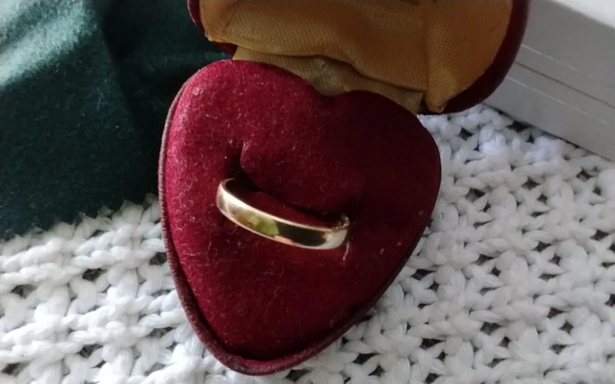 Victorian 9ct gold Band ring size N - Image 1