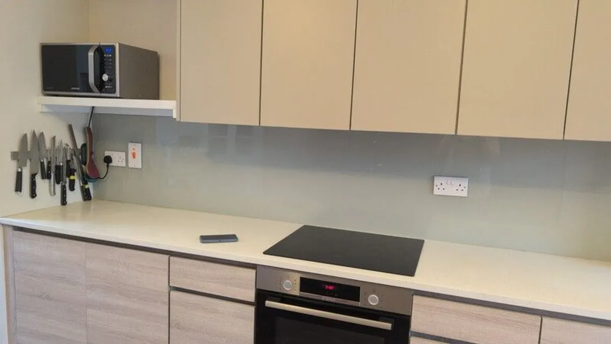 Modern Kitchen with built in appliances and hob included - Image 4
