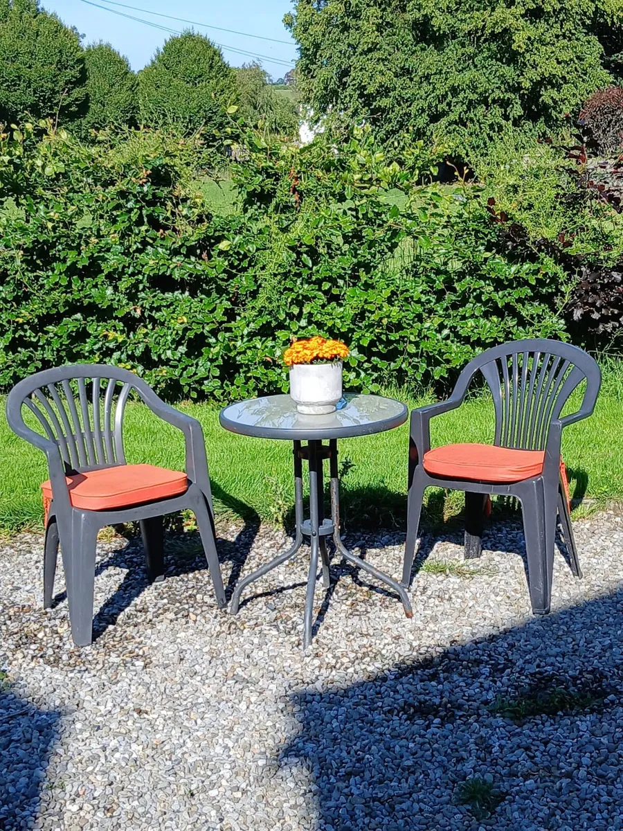 Garden /Bistro Table & 2 chairs