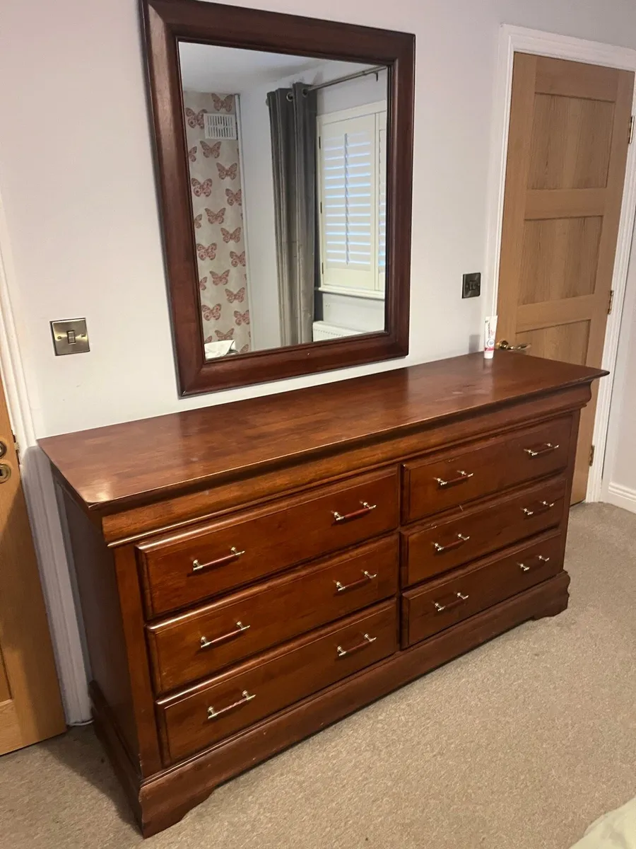Bedroom cupboard - Image 1