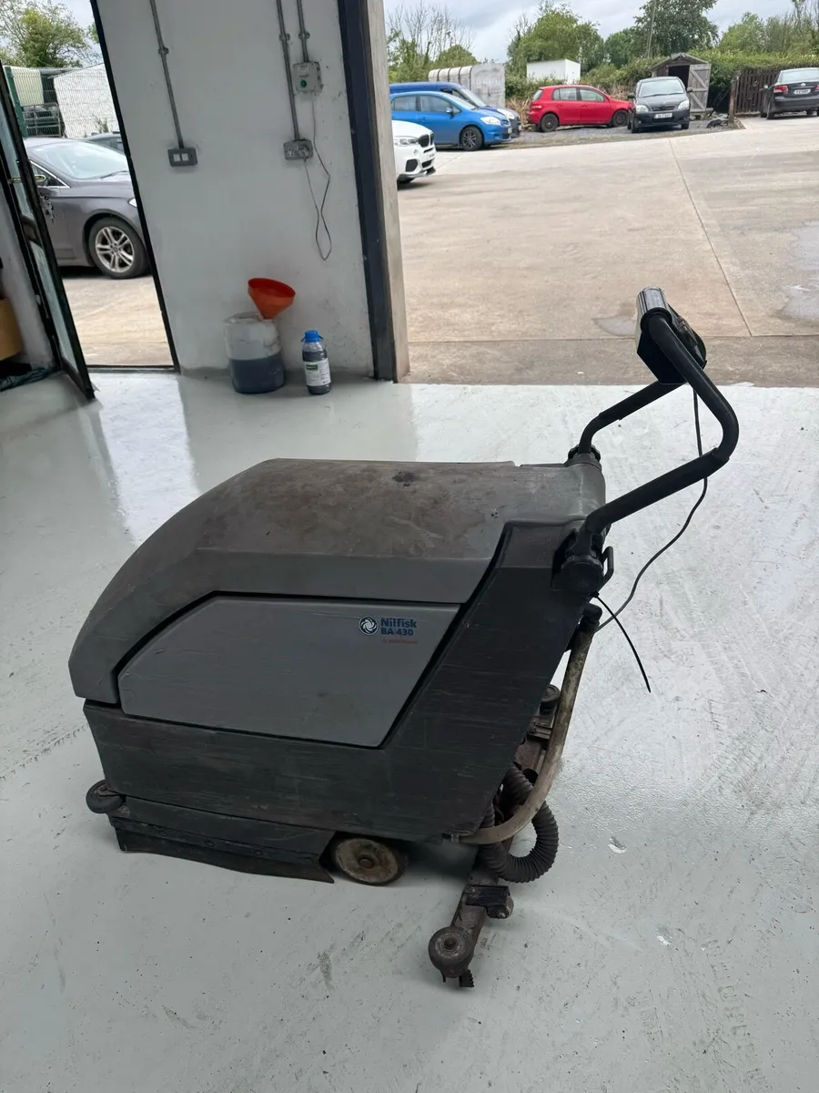 Nilfisk floor cleaner - Image 3